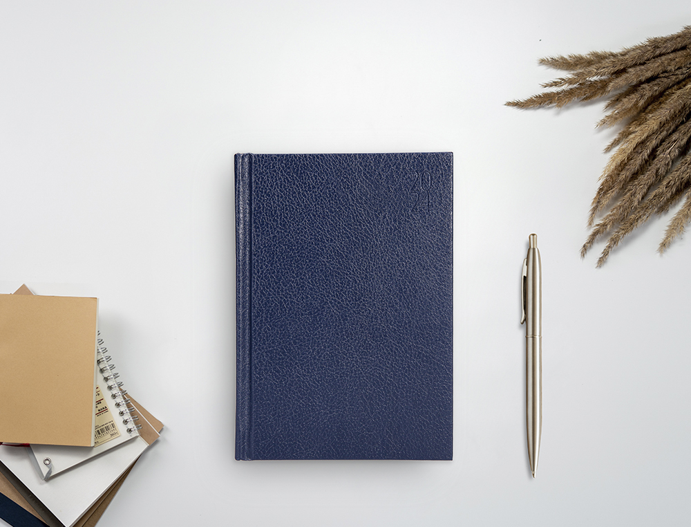AGENDA ENCUADERNADA LIDERPAPEL CORFU 15X21 CM 2024 DIA PAGINA COLOR AZUL PAPEL 60 GR