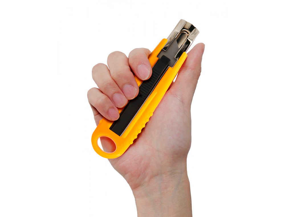 CUTER Q-CONNECT PLASTICO ANCHO DE SEGURIDAD RETRACTIL Y CON ASA PARA COLGAR CUCHILLA 18 MM XD-123 BLISTER 1 UNIDAD